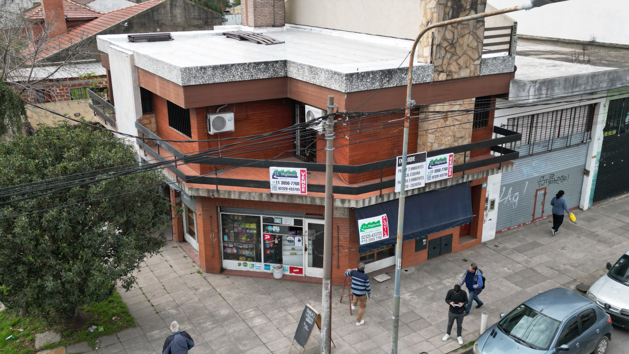 Local en alquiler ubicado sobre Av. Peron a mts de Primera Junta