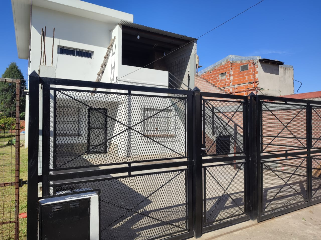 CASA EN PLANTA BAJA, MAS DEPTO PLANTA ALTA, FONDO PARA CONSTRUIR