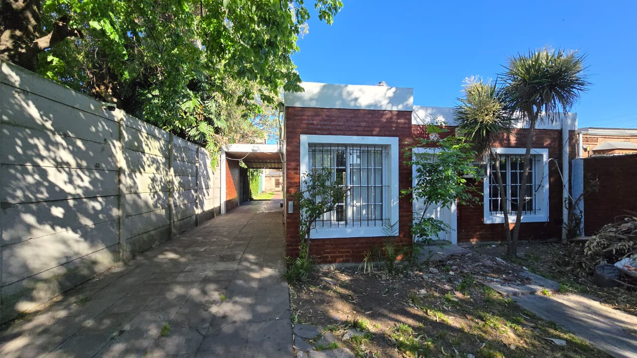 Casa 3 Ambientes con quincho y pileta sobre amplio lote, a 400 mts de Av. Gaspar Campos y a 500mts de Pueyrredón.